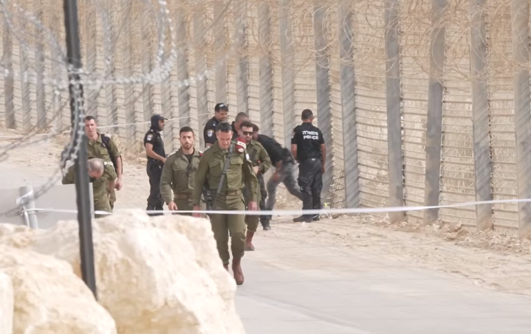 رئيس أركان الجيش الإسرائيلي هرتسي هليفي يسير مع مسؤولين بالجيش والشرطة قرب الموقع الذي تسلل منه الشهيد محمد صلاح، 3 يونيو 2023. المصدر: الجيش الإسرائيلي