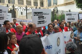 قضاة في تونس ينظمون وقفة احتجاجية للدفاع عن استقلال القضاء (الجزيرة)