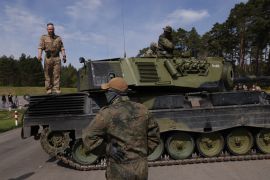 أوكرانيون يتلقون تدريبًا على دبابات ليوبارد-1 (غيتي)