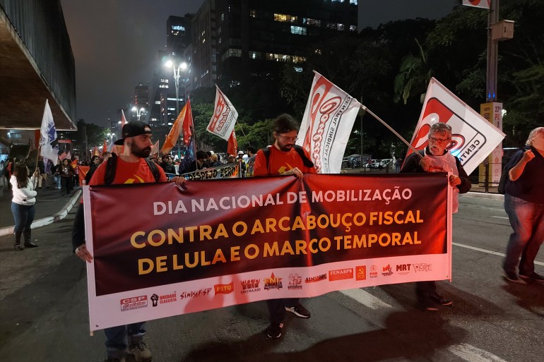 مظاهرة شارع باوليستا التجاري وسط مدينة ساوباولو ضد قانون "ماركو تيمبورال" للاستيلاء على أراضي السكان الأصليين