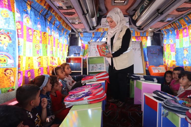 سوريا - ريف حلب - يحصل الطلاب السوريون في الحافلة التعليمية على حقائب وأقلام ودفاتر كجزء من المبادرة - عمر يوسف
