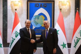 وزير الخارجية العراقي فؤاد حسين (يمين) يستقبل نظيره السوري فيصل المقداد (الأناضول)