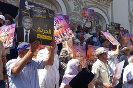 وقفة احتجاجية نظمتها جبهة الخلاص في وقت سابق للمطالبة بإطلاق سراح المعتقلين (الجزيرة)