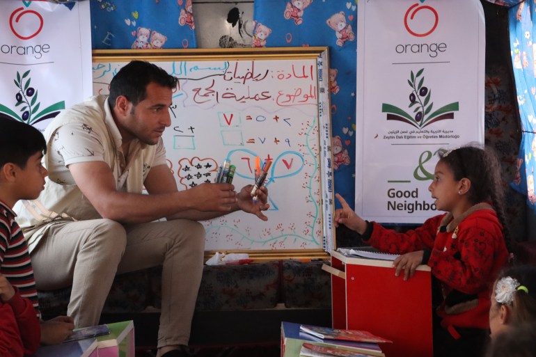 سوريا - ريف حلب- يحصل الأطفال على دروس تشمل الحساب والقراءة واللغة الإنجليزية فضلا عن الدعم النفسي - عمر يوسف