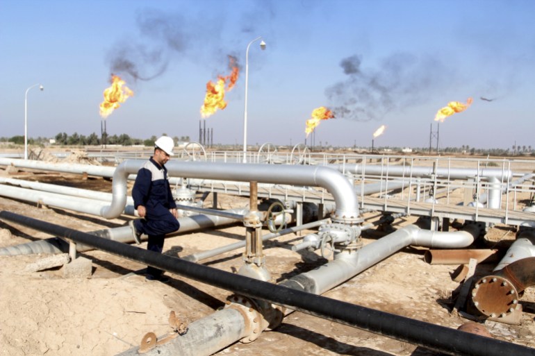 A worker walks at Nahr Bin Umar oil field, north of Basra, Iraq December 21, 2015. Iraq has signed deals worth $1.4 billion to ship about 160,000 barrels per day of crude to two Indian refiners in 2016, sources said, upping the ante in a race among exporters to cement their market share in Asia - the world's top oil consuming region. Picture taken December 21 2015. REUTERS/Essam Al-Sudani