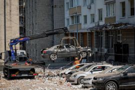 آثار الدمار بعد استهداف أحد أحياء العاصمة الأوكرانية كييف بصواريخ روسية (رويترز)