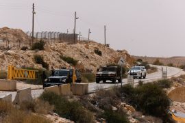 دورية إسرائيلية تقترب من نقطة حراسة على الحدود مع مصر (رويترز)