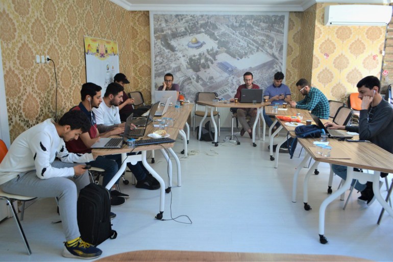 مجموعة من الشبان ضمن إحدى غرف النشر والتغريد في تركيا - الجزيرة