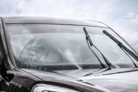 تحتوي منظفات زجاج السيارات على مواد عضوية تلوث الهواء (شترستوك)