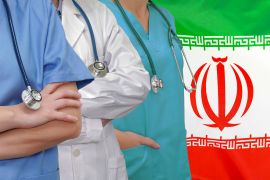 بحسب أحدث استطلاعات الرأي التي يجريها المرصد الإيراني للهجرة، فقد قرر نحو 40% من الأطباء والممرضين المستطلعة آراؤهم الهجرة (شترستوك)