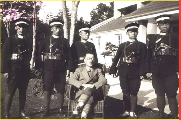 Abdul Karim Effendi surrounded by Japanese soldiers in Tokyo before setting out for East Turkestan