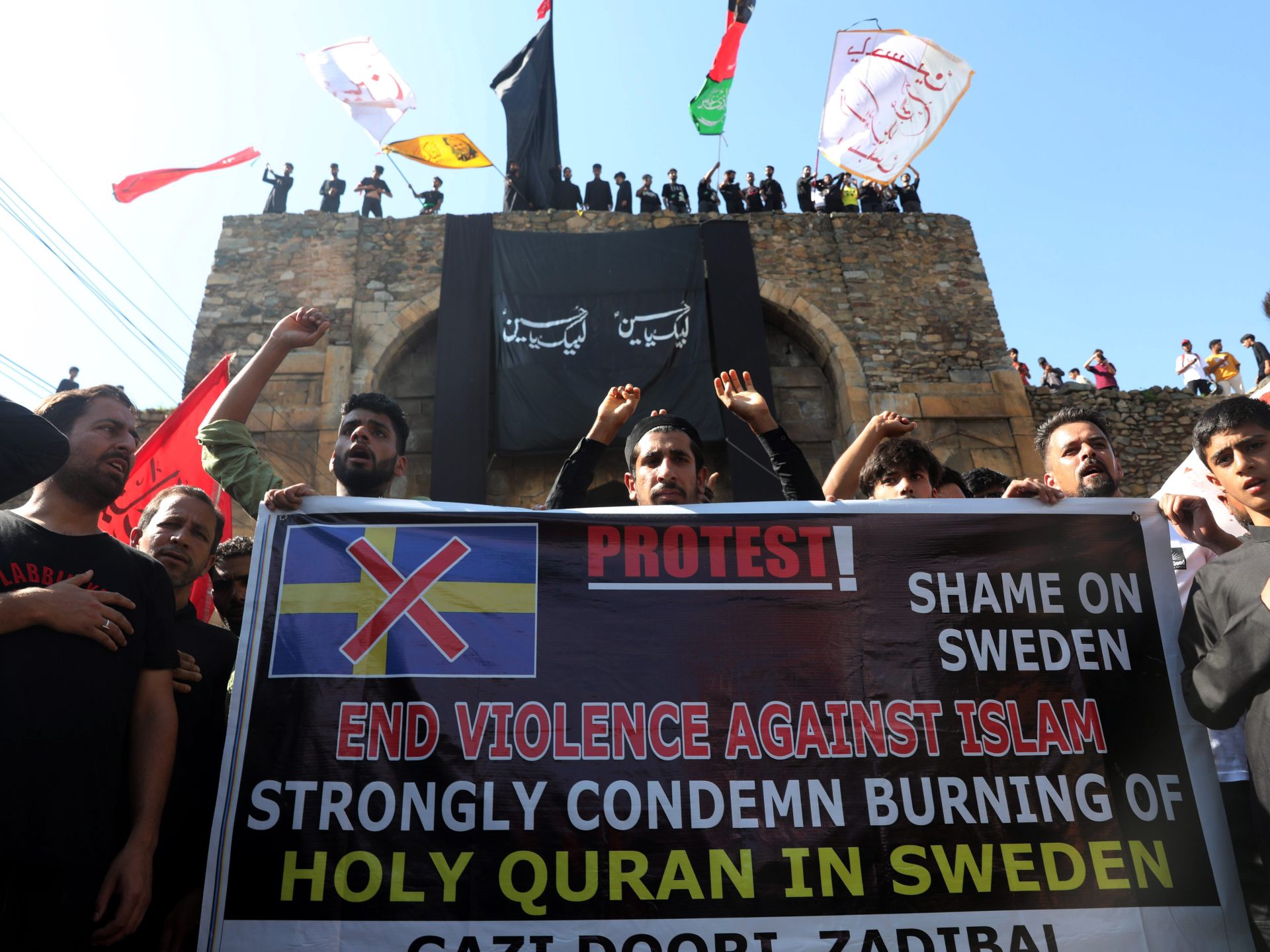 المعارضة السويدية تطالب برلمانيا بالاستقالة لإساءته للرسول الكريم