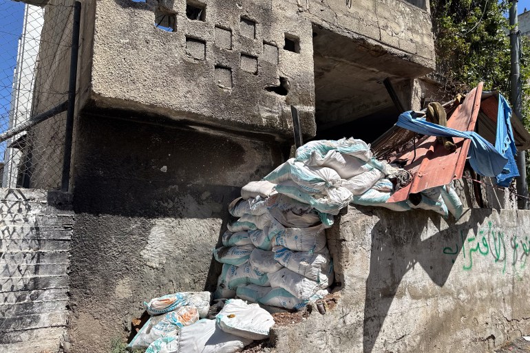 صورة ٨ فاطمة محمود ٥-٧-٢٠٢٣ مخيم جنين الجزيرة نت جزء من نقطة المراقبة التابعة للكتيبة بعد قصفها بطائرات الإحتلال_