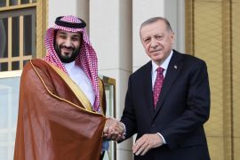 الرئيس التركي رجب طيب أردوغان (يمين) وولي العهد السعودي الأمير محمد بن سلمان في القصر الرئاسي بأنقرة (رويترز)