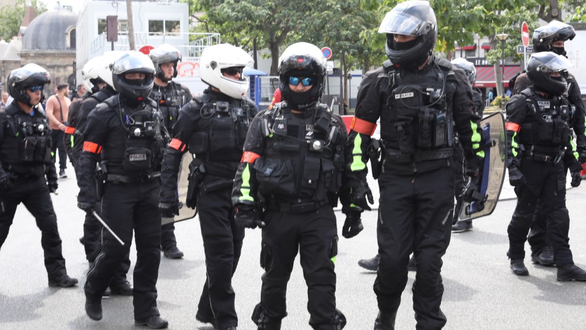 فرنسا تحشد قوات الأمن تحسبا لعيدها الوطني وماكرون يعدل عن إلقاء خطابه