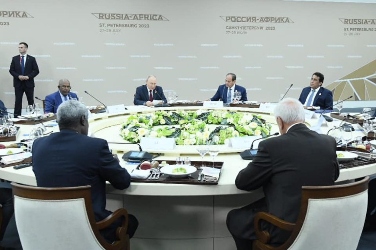 غداء عمل يجمع الرئيس الروسي فلاديمير بوتين، والقادة الأفارقة على هامش القمة، صفحة الرئاسة المصرية فيسبوك