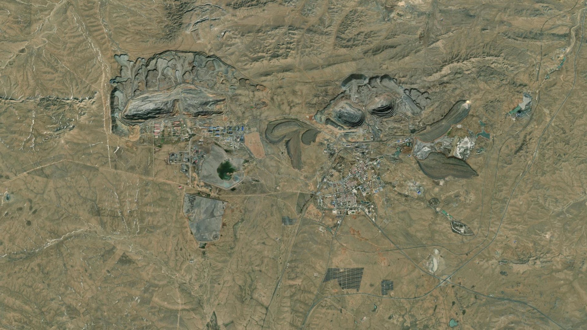 Bayan Obo world biggest rare earths mine, Baotou, Inner Mongolia, China المصدر في الرابط Environmental Justice Atlas