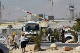 السجون الإسرائيلية امتلأت على بكرة أبيها نتيجة عمليات اعتقال لا تتوقف بالضفة وغزة (أسوشيتد برس)