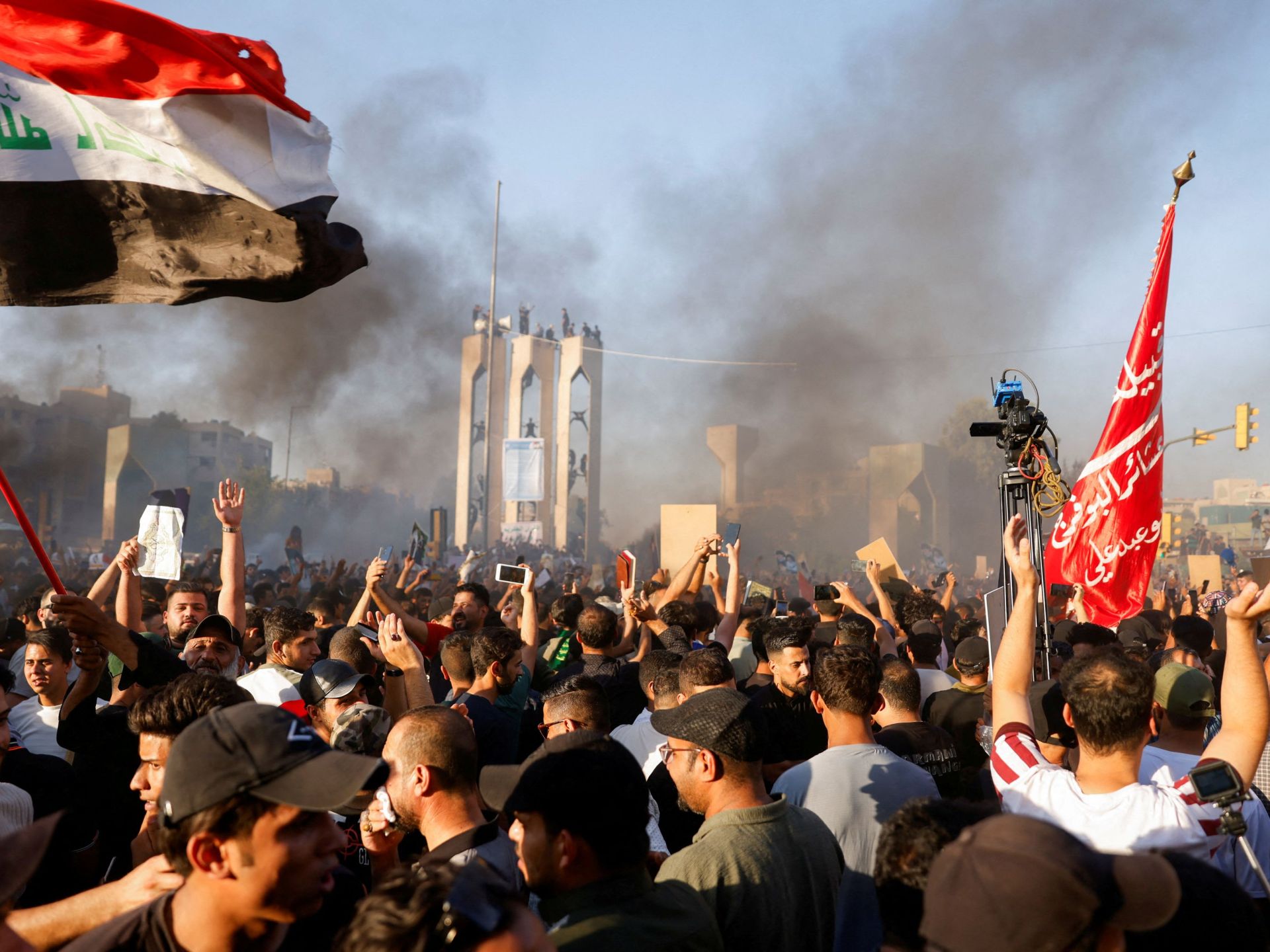 قبيل حرق متوقع للمصحف الشريف.. محتجّون عراقيون يقتحمون سفارة السويد في بغداد ويضرمون النار فيها