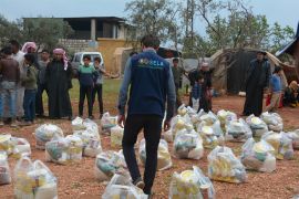 توزيع السلال الغذائية على المدنيين شمال سوريا(الجزيرة)