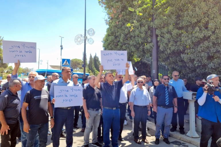 وقفة احتجاجية لرؤساء السلطات المحلية العربية قبالة مكتب رئيس الحكومة الإسرائيلية بالقدس احتجاجا على تجميد الميزانيات المعدة للعرب.