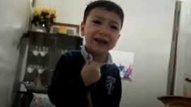 طفل يجهش بالبكاء عندما علم لأول مرة، بوفاة النبي محمد عليه السلام المصدر:حساب يوتيوب الخاص بـ TRT عربي
