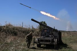 جنود أوكرانيون يطلقون صواريخ تجاه القوات الروسية في منطقة زاباروجيا (رويترز)