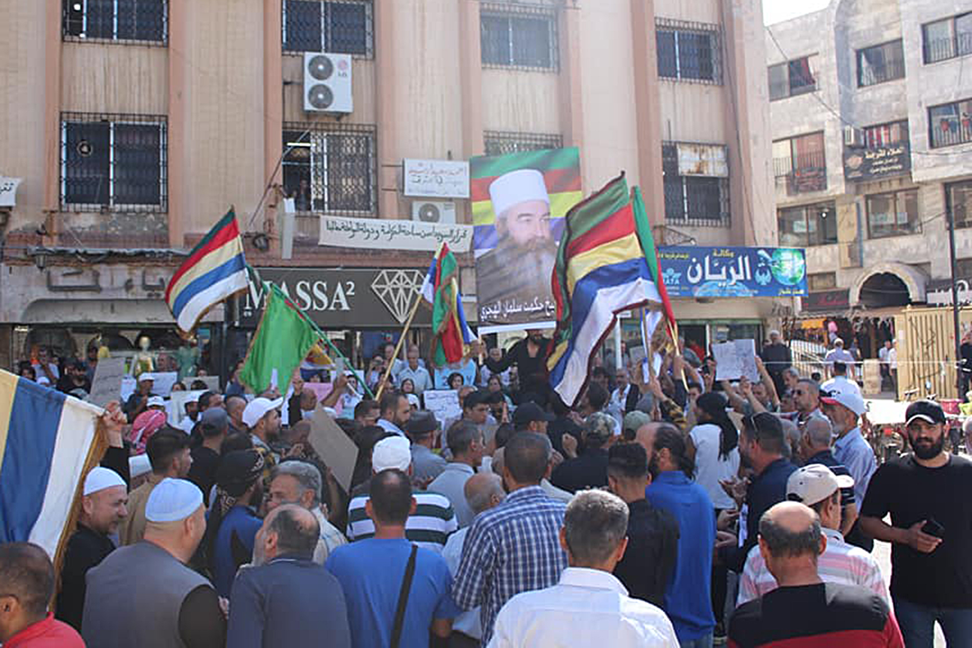 مظاهرات مسائية بالسويداء وإزالة صورة "للأسد الأب"