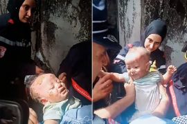 لحظة إخراج فرق الحماية المدنية في الجزائر لرضيعة حيّة من تحت أنقاض مبنى منهار