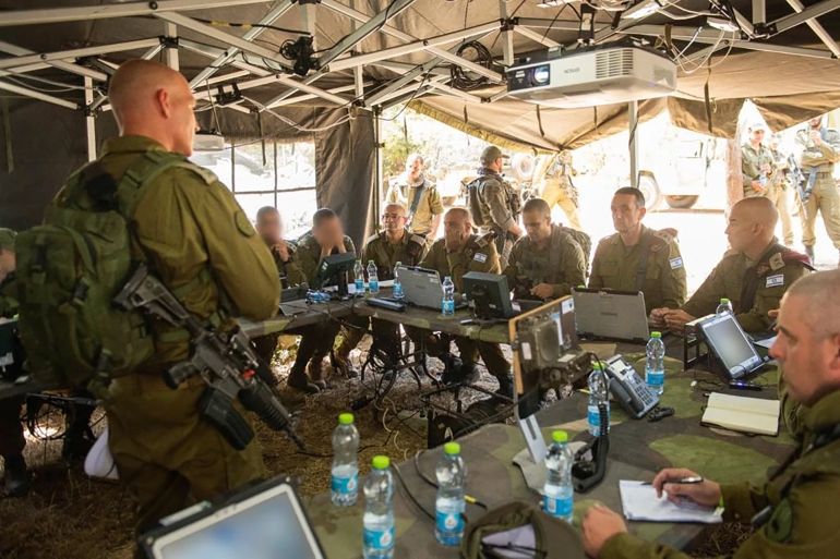 الجنرال هرتسي هاليفي يتلقى إيجاز ختامي لمناورة اللكمة القاضية بحضور لفيف من قادة الجيش الإسرائيلي (الموقع الرسمي للجيش الإسرائيلي)