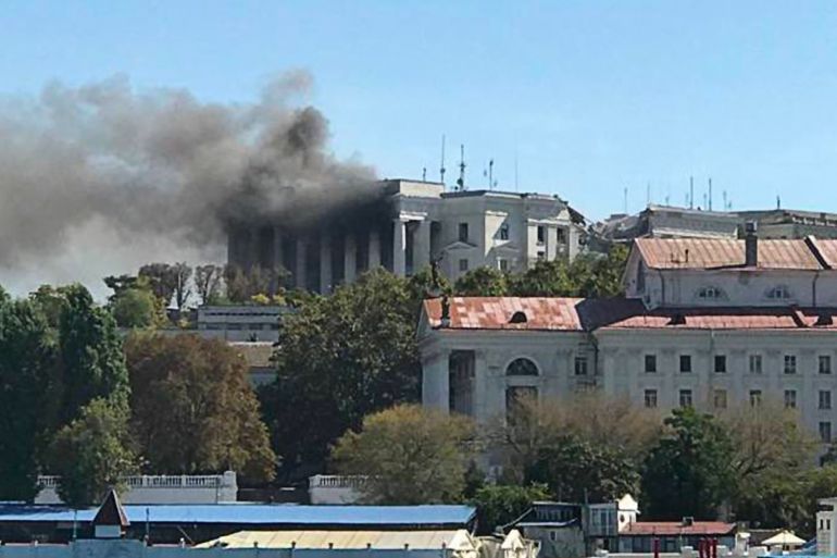 حريق في مقر أسطول البحر الأسود الروسي في مدينة سيفاستوبول بشبه جزيرة القرم بعد تعرضه لضربة صاروخية أوكرانية