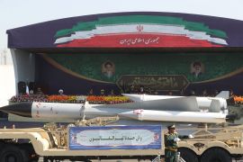 إيران كشفت عن مجموعة واسعة من الصواريخ خلال العرض العسكري السنوي (رويترز)