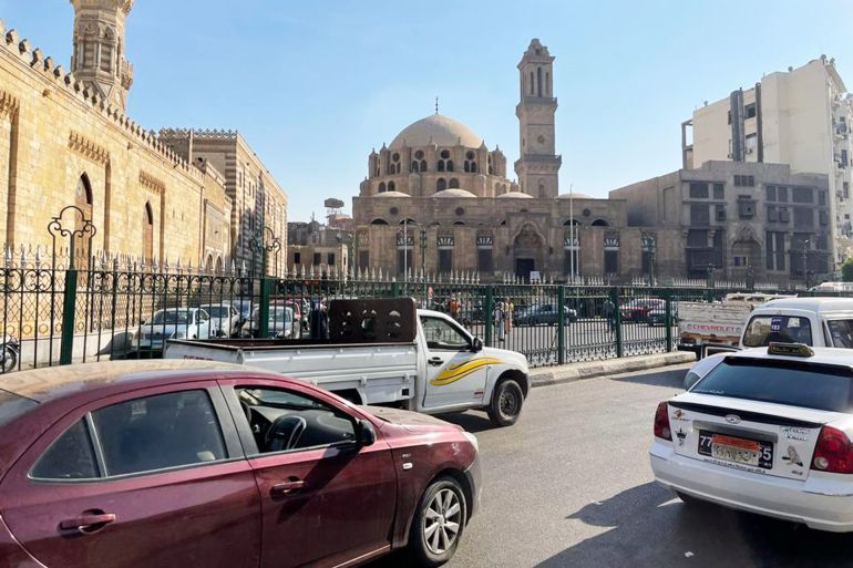 مسجد أبو الدهب (يمين) ومسجد الأزهر (يسار) بقلب القاهرة القديمة ( مراسل الجزيرة نت)