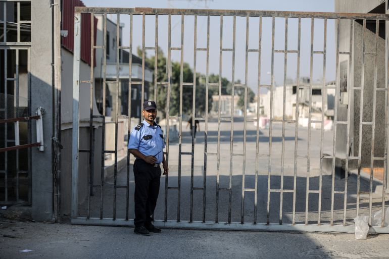 إسرائيل توقف دخول البضائع من غزة بسبب "محاولة تهريب متفجرات"