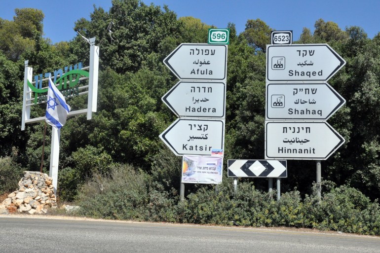 لافتات تسير إلى أسماء بعض البلدات اليهودية الجماهيرية التي أقيمت على حدود الرابع من حزيران بالجانب الإسرائيلي للسيطرة على أراضي اللاجئين