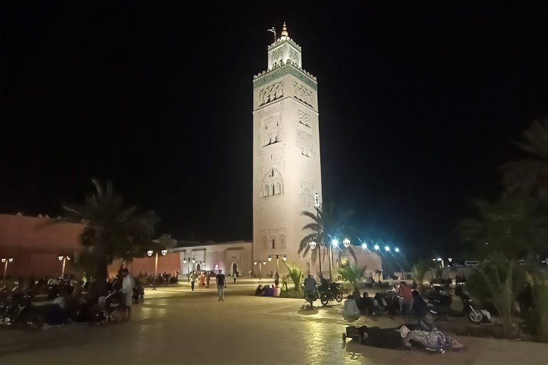 مواطنون يبيتون قرب صومعة مسجد الكتبية التاريخي (الجزيرة)