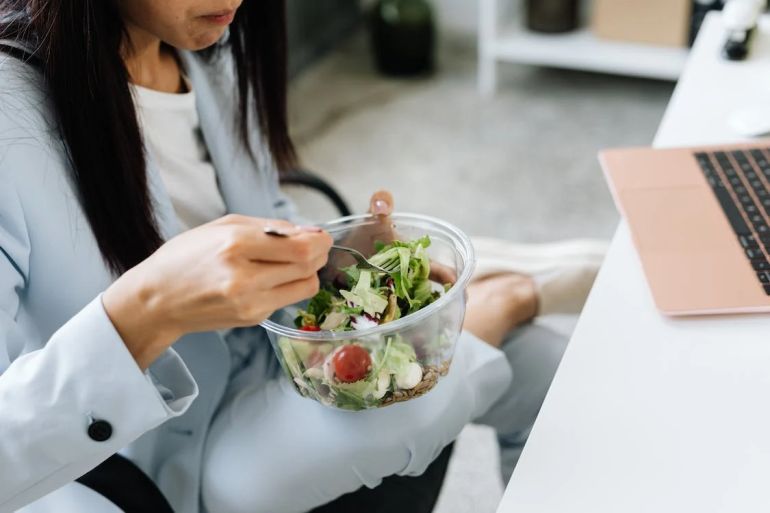 1-تناول الغداء داخل المكتب قد يسبب الإزعاج للزملاء من خلال الروائح المنبعثة من الطعام-(بيكسلز)
