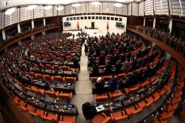 افتتح البرلمان التركي أعماله وسط جدل سياسي حول شكل الدستور الجديد الذي سيعده هذا البرلمان (رويترز)