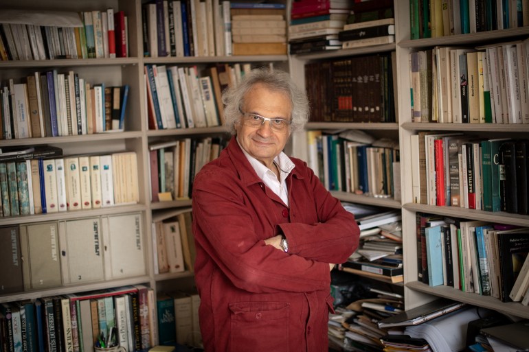 (FILES) French Lebanese writer and member of the French Academy Amin Maalouf poses in his home in Port-Joinville, western France, on October 1, 2021. - Maalouf faces Jean-Christophe Rufin on September 28, 2023, in the election of the new perpetual secretary of the French Academy, said a member of the administrative commission of the institution to AFP on September 26, 2023. (Photo by LOIC VENANCE / AFP)
