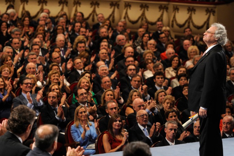 Lebanon writer Amin Maalouf acknowledges applause after receiving the 2010 Prince of Asturias award for Letters from Spain's Crown Prince Felipe during a ceremony at Campoamor theatre in Oviedo, northern Spain, October 22, 2010. REUTERS/Felix Ordonez (SPAIN - Tags: SOCIETY)