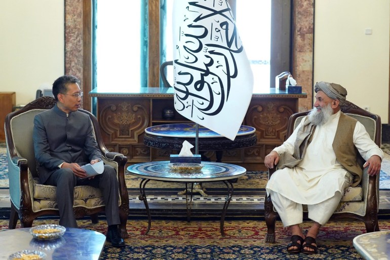 السفير الصيني أوراق اعتماده لدى حكومة طالبان في أفغانستان