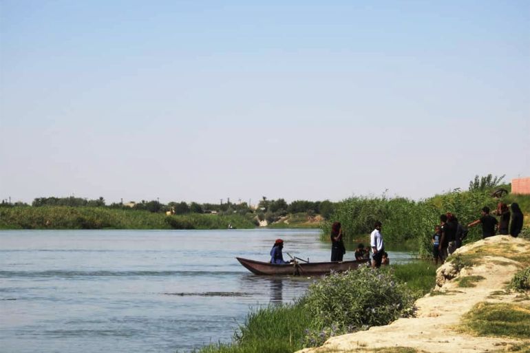 صور حصرية لاهالي يحاولون العبور عبر نهر الفرات بطراد نهري من منطقة الكشكية الواقعة تحت سيطرة قسد الى مناطق سيطرة النظام