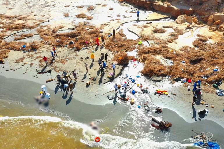 حصري للجزيرة / ليبيا / مشاهد جوية لرسو جثث ضحايا فيضانات درنة على أحد الشواطئ وجهود انتشالها