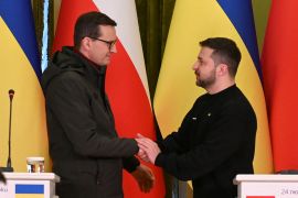 الرئيس الأوكراني (يمين) يستقبل رئيس الوزراء البولندي الذي قام بزيارة تضامنية سابقة إلى كييف (رويترز-أرشيف)
