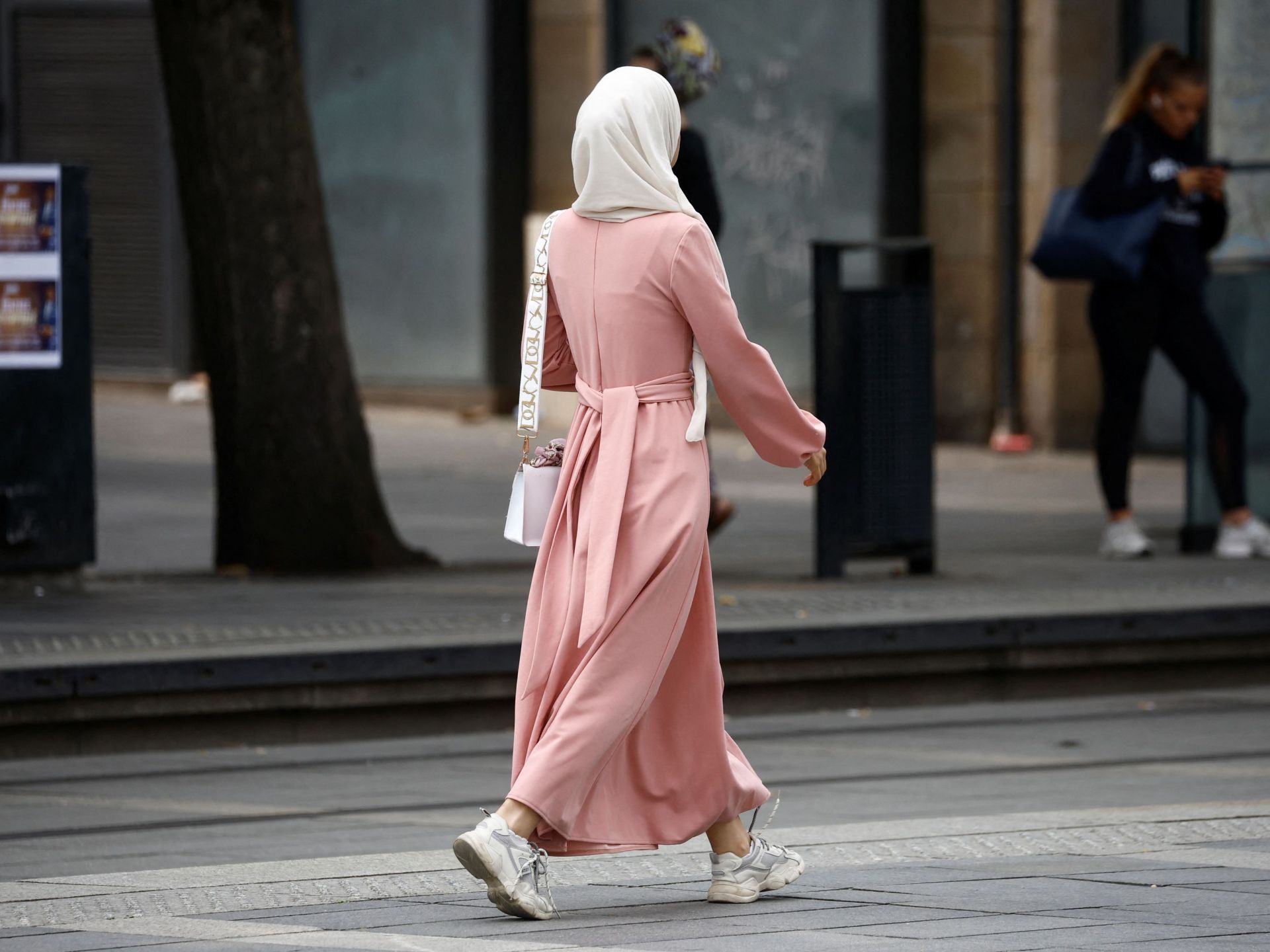 Un chercheur en droits humains considère que l'interdiction des abayas et des hijabs en France porte préjudice aux musulmans de la société – Hurriyat News