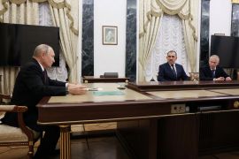بوتين (يسار) يلتقي قائد أركان فاغنر السابق أندريه نيكولايفيتش تروشيف (يمين) بحضور نائب وزير الدفاع يونس بيك يفكوروف (رويترز)