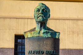 وفق وصية مخترع الديناميت ومؤسس الجائزة ألفريد نوبل (1896-1833)، فإن الهدف من الجائزة هو تكريم أولئك الذين قدموا للإنسانية أكبر فائدة من خلال اكتشافاتهم (شترستوك)