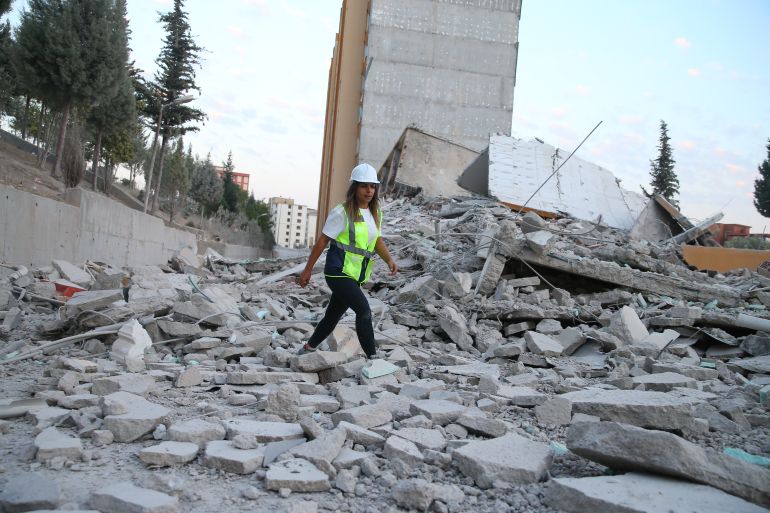 "سيدة المتفجرات".. مهندسة تركية تمحو آثار الزلزال بالديناميت