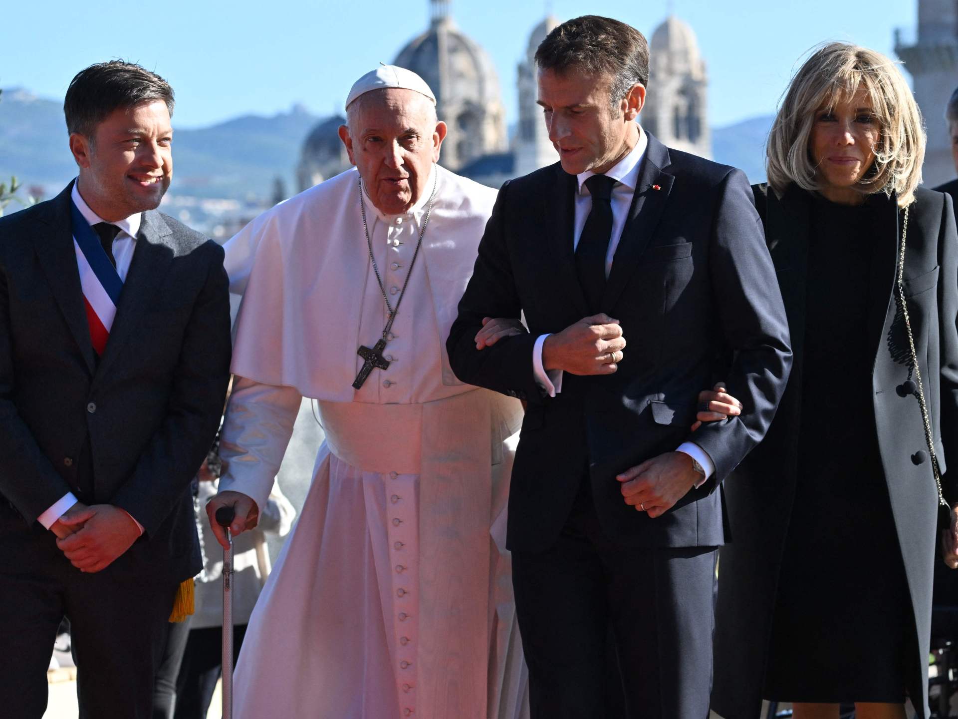 La présence de Macron à la messe pour le pape suscite une polémique sur la laïcité française