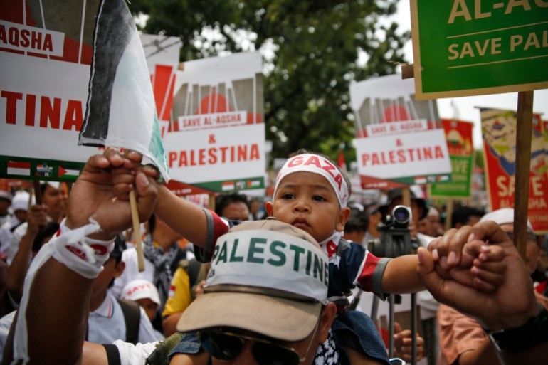 Indonesian Muslims attend a rally showing support for Palestinians and calling for the protection of al-Aqsa mosque outside the United States embassy in Jakarta November 16, 2014. Violence has flared in recent weeks over the compound, revered by Muslims as Noble Sanctuary, where al-Aqsa mosque stands, and by Jews as the Temple Mount, where their biblical temples once stood. REUTERS/Darren Whiteside (INDONESIA - Tags: RELIGION POLITICS CIVIL UNREST)